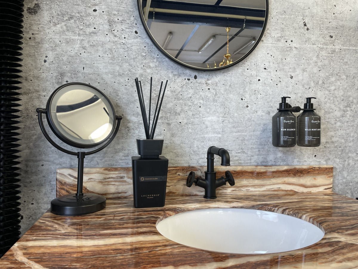 Černá matná kohoutková umyvadlová baterie v industriálním stylu s ventilovými koly Waterfall Bathrooms