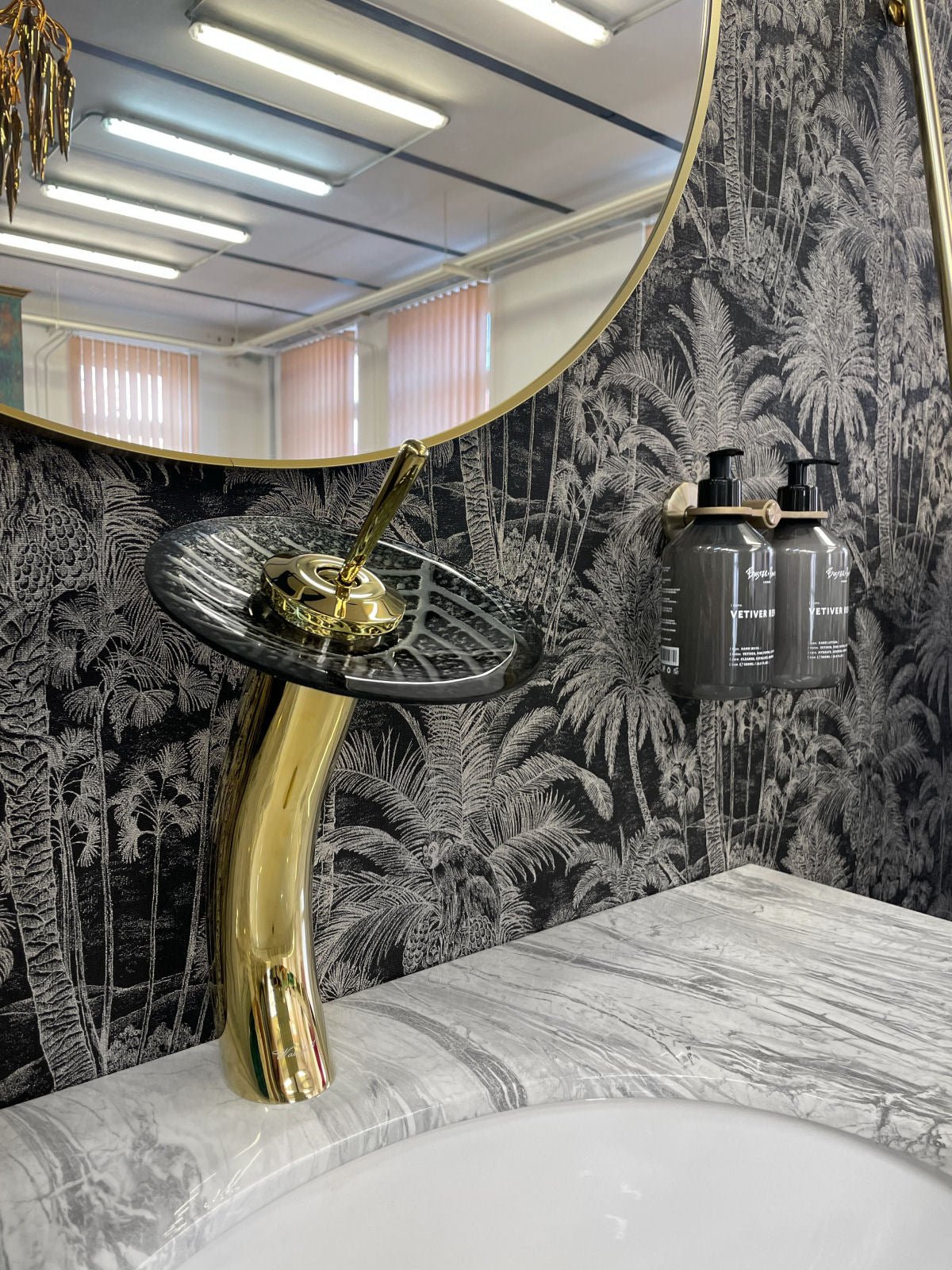 Luxusní černo-zlatá umyvadlová baterie na desku se stříbrným motivem listu ve skleněném disku Waterfall Bathrooms