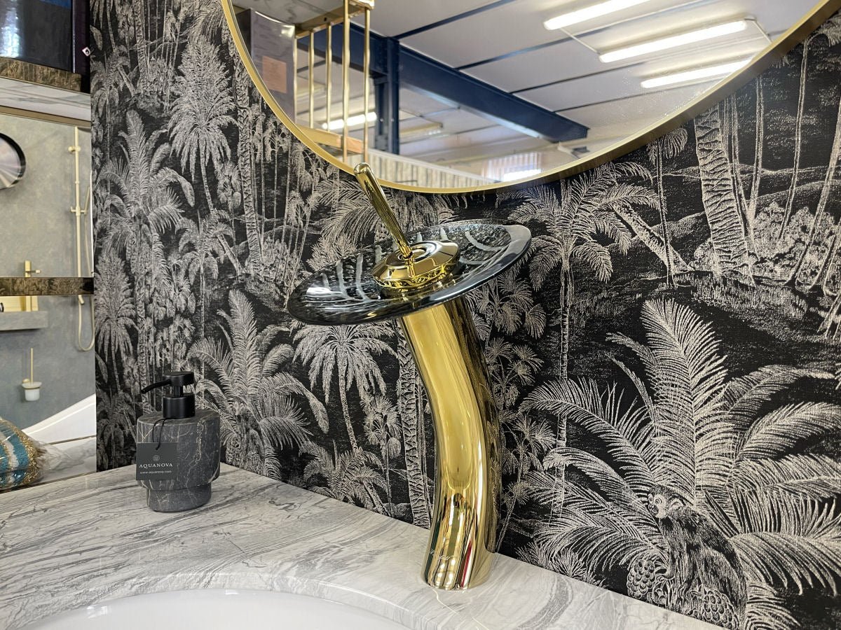 Luxusní černo-zlatá umyvadlová baterie na desku se stříbrným motivem listu ve skleněném disku Waterfall Bathrooms