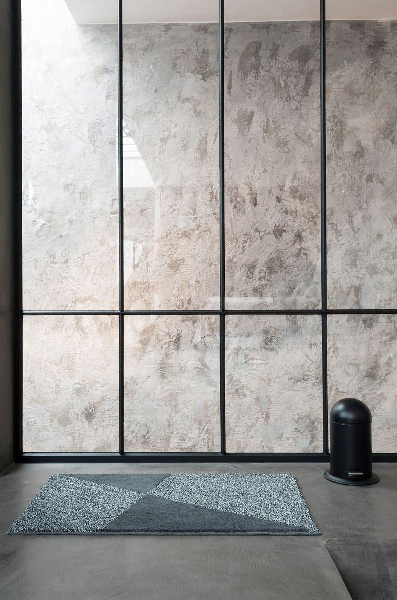 Luxusní matně černý nášlapný odpadkový koš Aquanova Ona o objemu 3 l představuje elegantní a praktický doplněk do moderní koupelny. - Waterfall Bathrooms