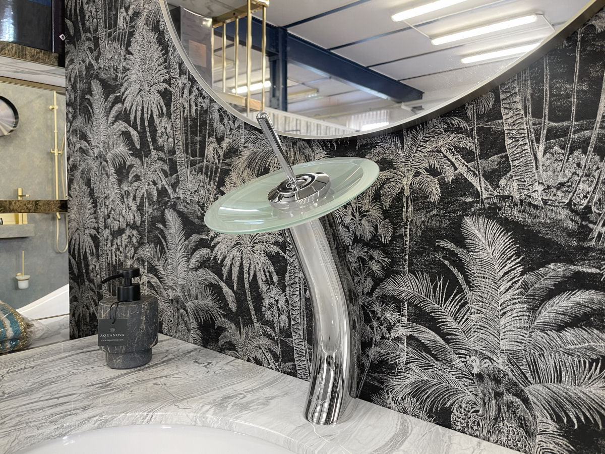 Luxusní chromová umyvadlová baterie na desku s bílým skleněným diskem Waterfall Bathrooms