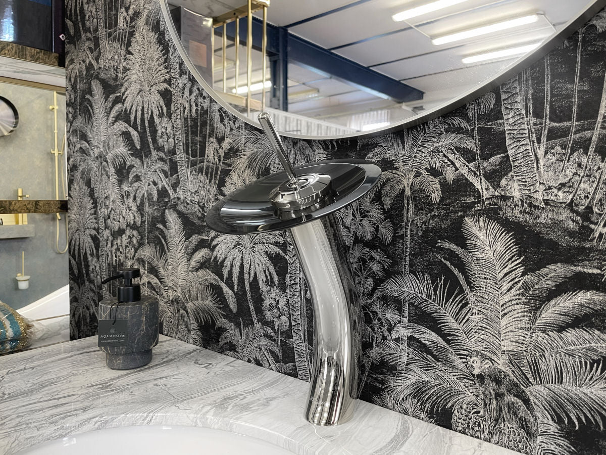 Luxusní chromová umyvadlová baterie na desku s černým broušeným skleněným diskem Waterfall Bathrooms