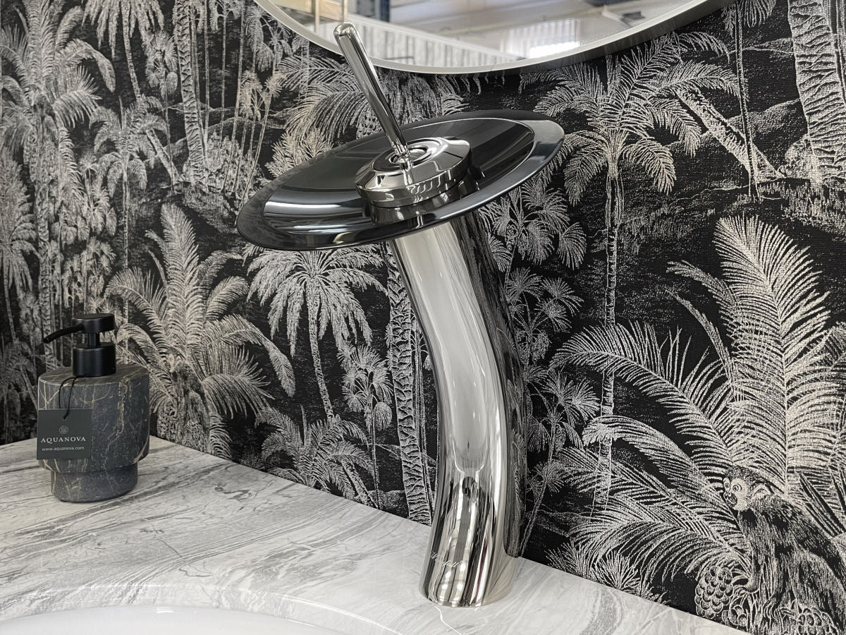 Luxusní chromová umyvadlová baterie na desku s černým broušeným skleněným diskem Waterfall Bathrooms