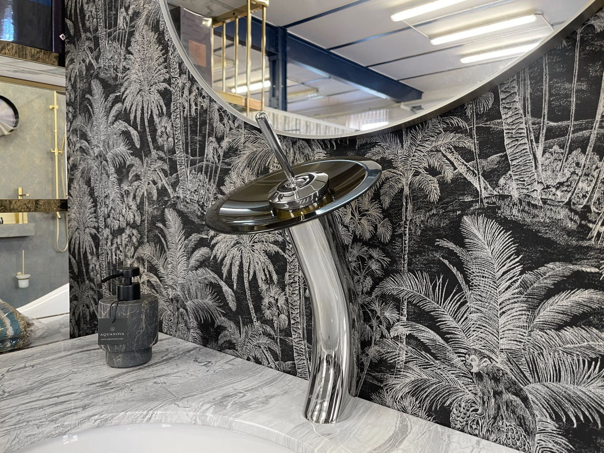 Luxusní chromová umyvadlová baterie na desku s hnědým broušeným skleněným diskem Waterfall Bathrooms