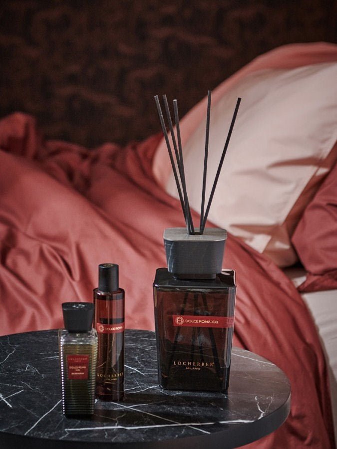 Dárková sada Aroma difuzér Dolce Roma XXI (500 ml) s náplní a ořechovým víčkem, vůně citrus, hrozny a ambra, Waterfall Bathrooms.