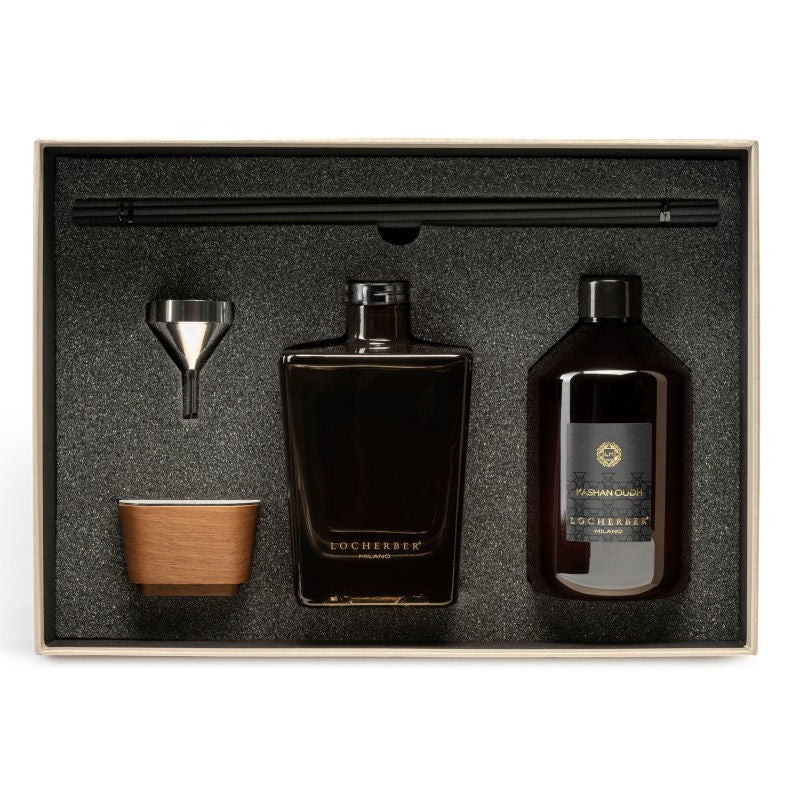 Dárková sada Aroma difuzér Kashan Oudh (500 ml) s náplní a ořechovým víčkem, vůně oudh, růže a santalové dřevo, Waterfall Bathrooms.