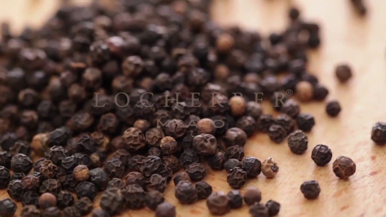 Dárková sada Aroma difuzér Malabar Pepper (500 ml) s náplní a ořechovým víčkem, vůně zázvor, černý pepř a cedrové dřevo, Waterfall Bathrooms.
