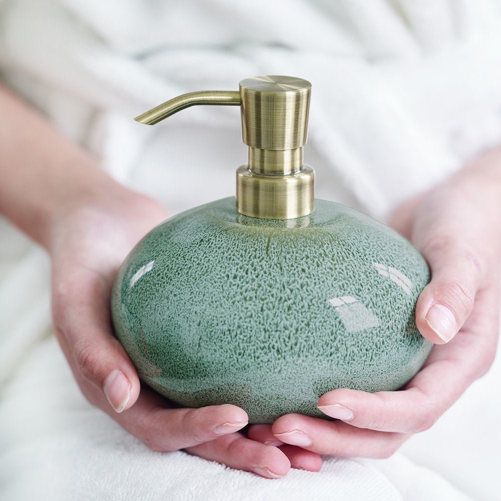 Luxusní kameninový dávkovač mýdla Aquanova Ugo v odstínu zelené s mosaznou pumpičkou zdobí každou koupelnu - Waterfall Bathrooms
