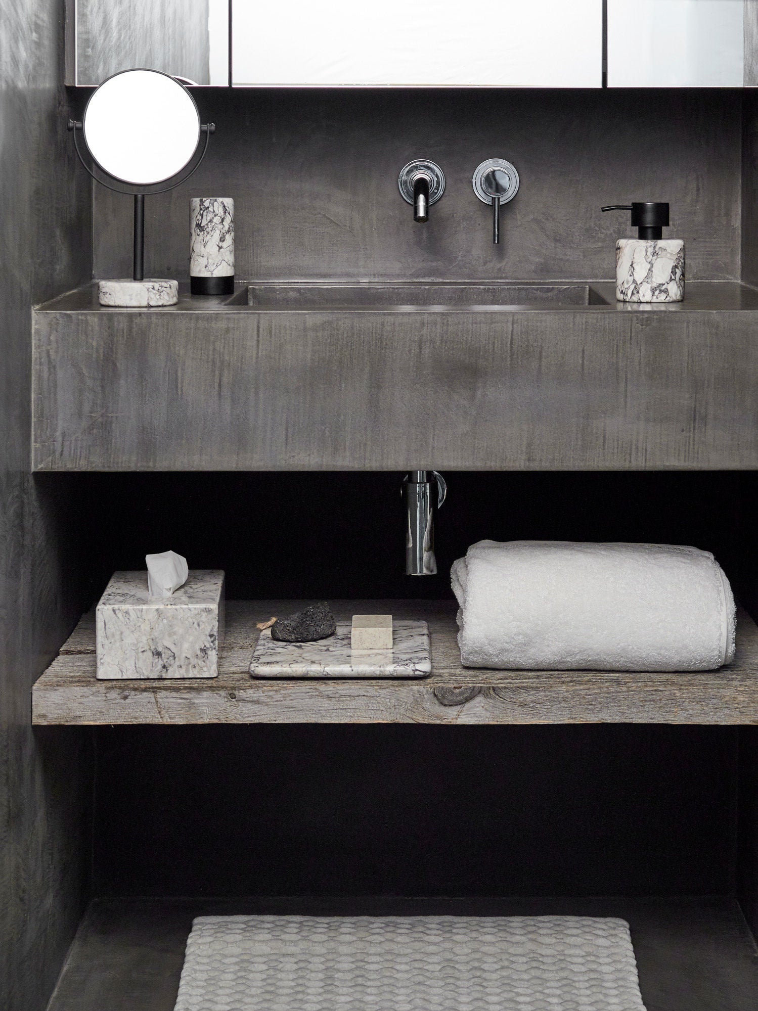 Luxusní dávkovač mýdla Aquanova Nero Alba z přírodního kamene s černou pumpičkou představuje elegantní doplněk pro vaši koupelnu - Waterfall Bathrooms