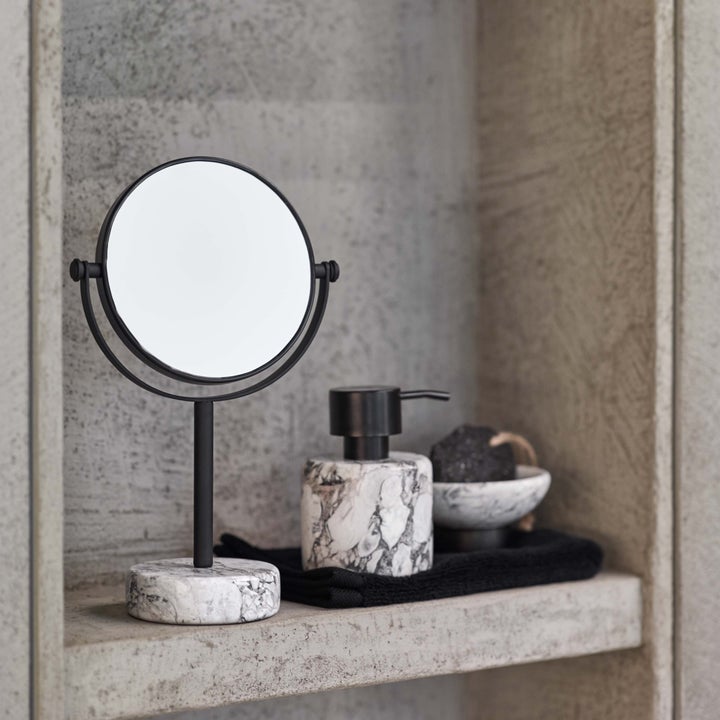 Luxusní dávkovač mýdla Aquanova Nero Alba z přírodního kamene s černou pumpičkou představuje elegantní doplněk pro vaši koupelnu - Waterfall Bathrooms