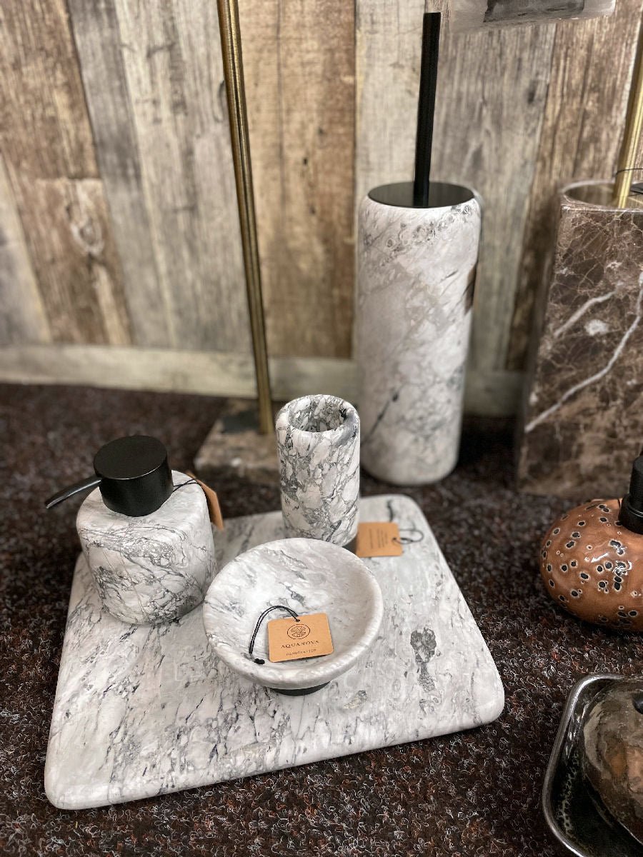 Luxusní dávkovač mýdla Aquanova Nero Alba z přírodního kamene s černou pumpičkou představuje elegantní doplněk pro vaši koupelnu - Waterfall Bathrooms
