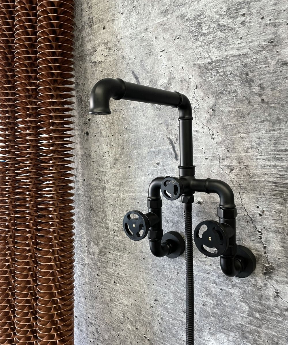 Designová černá matná vanová baterie v industriálním stylu s konstrukcí potrubí a ventilovými koly Waterfall Bathrooms