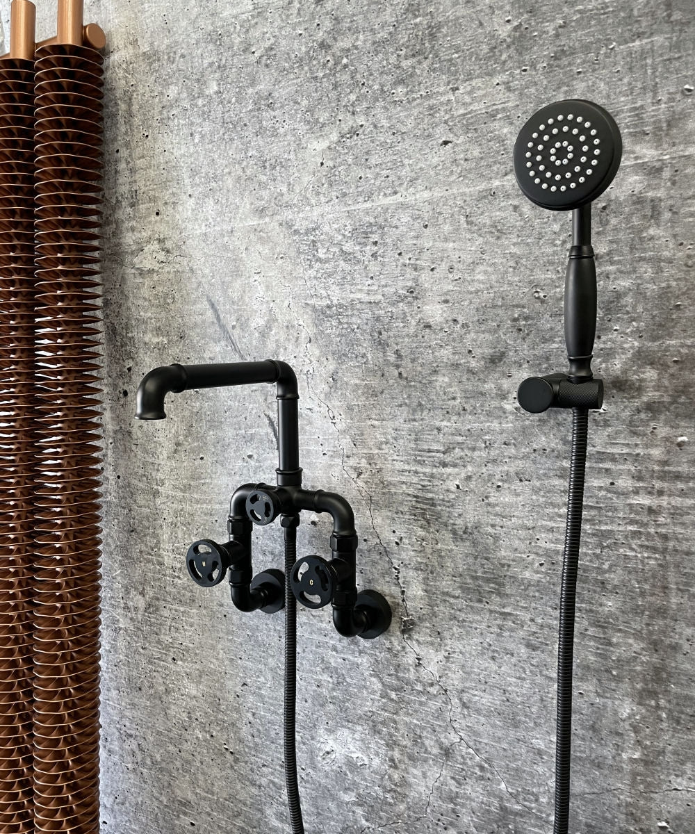 Designová černá matná vanová baterie v industriálním stylu s konstrukcí potrubí a ventilovými koly Waterfall Bathrooms