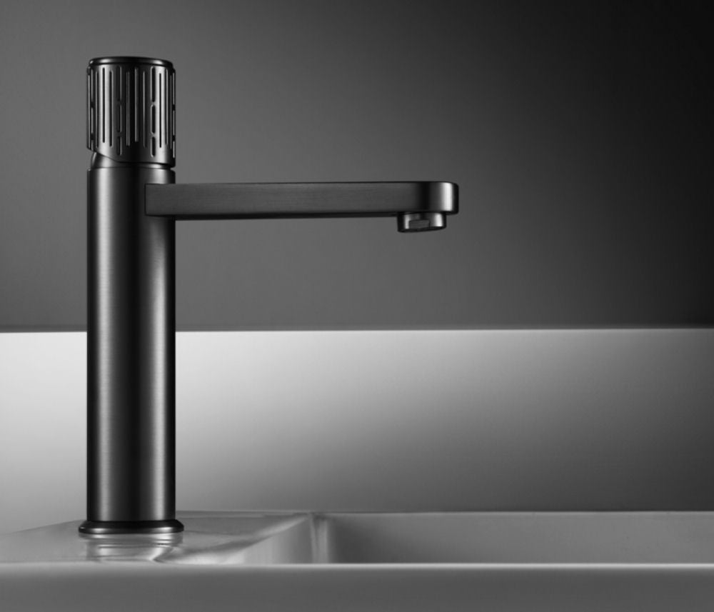 Designová umyvadlová baterie v barvě Gun Metal s pákou ve stylu zásobníku revolveru Waterfall Bathrooms