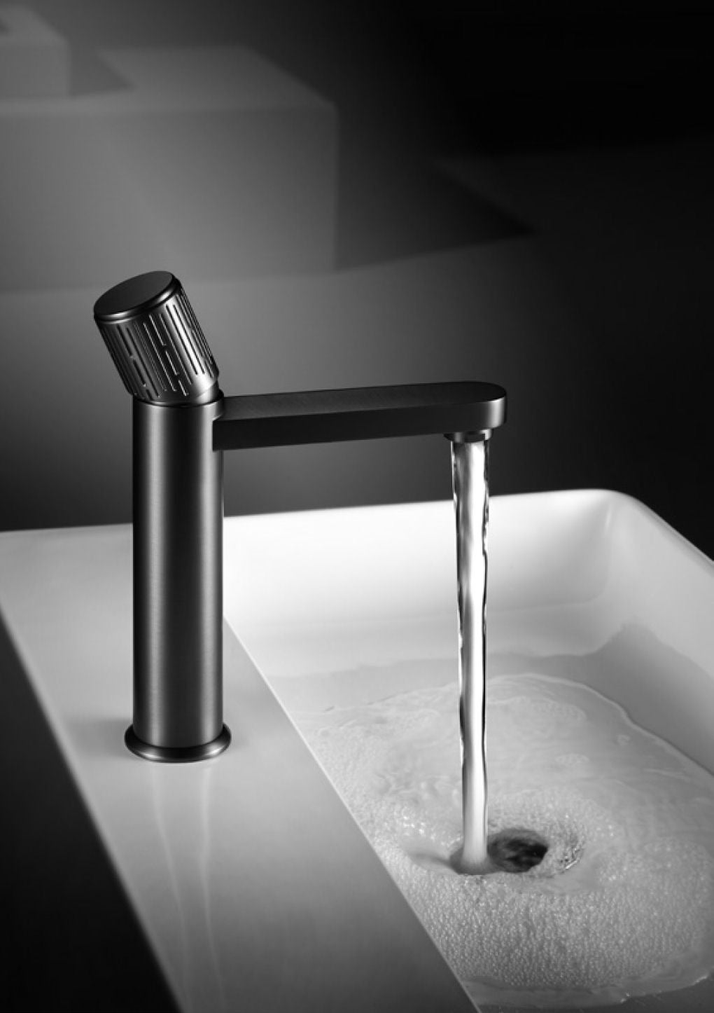 Designová umyvadlová baterie v barvě Gun Metal s pákou ve stylu zásobníku revolveru Waterfall Bathrooms