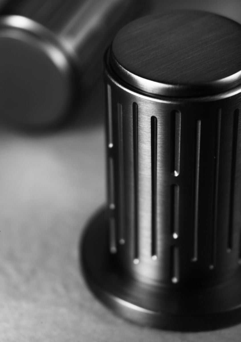 Designová umyvadlová baterie v barvě Gun Metal s pákou ve stylu zásobníku revolveru Waterfall Bathrooms