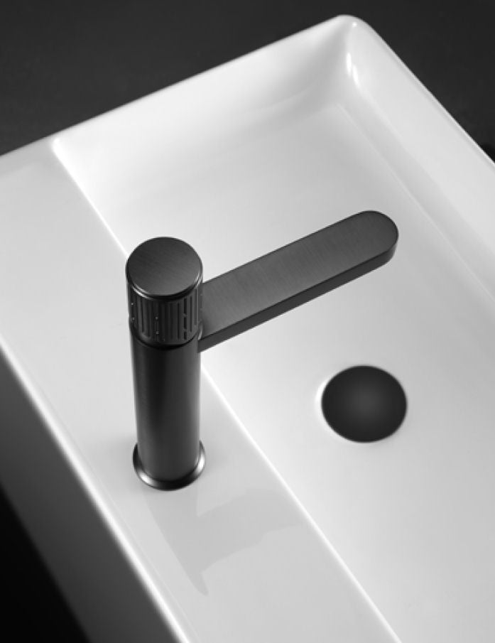 Designová umyvadlová baterie v barvě Gun Metal s pákou ve stylu zásobníku revolveru Waterfall Bathrooms