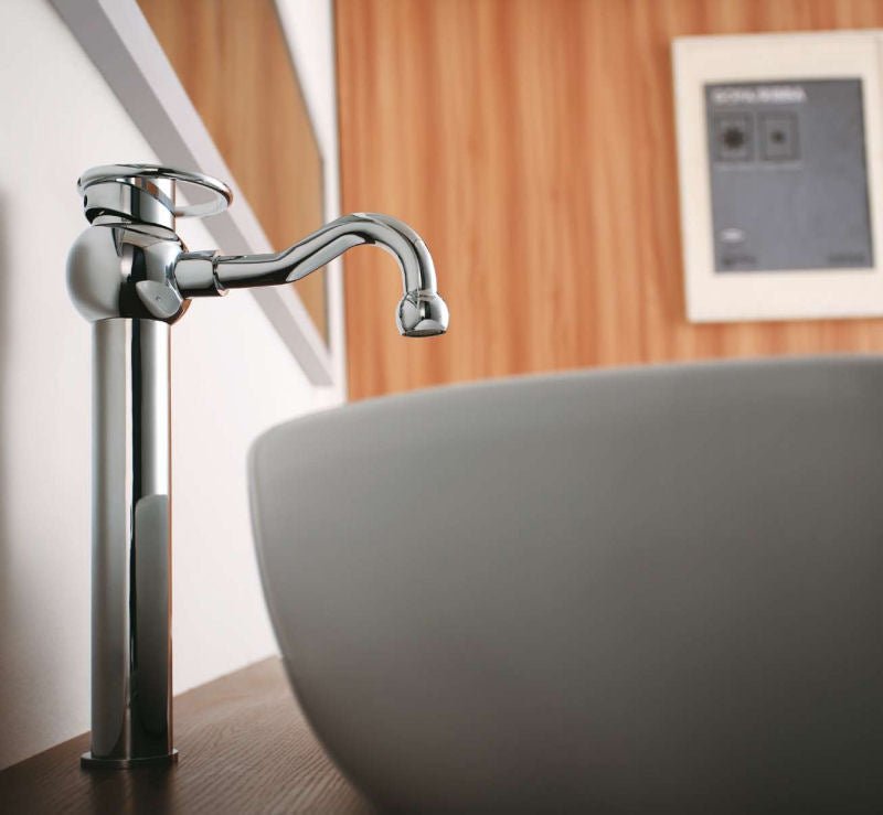 Designová vysoká chromová umyvadlová baterie Sole na desku Waterfall Bathrooms