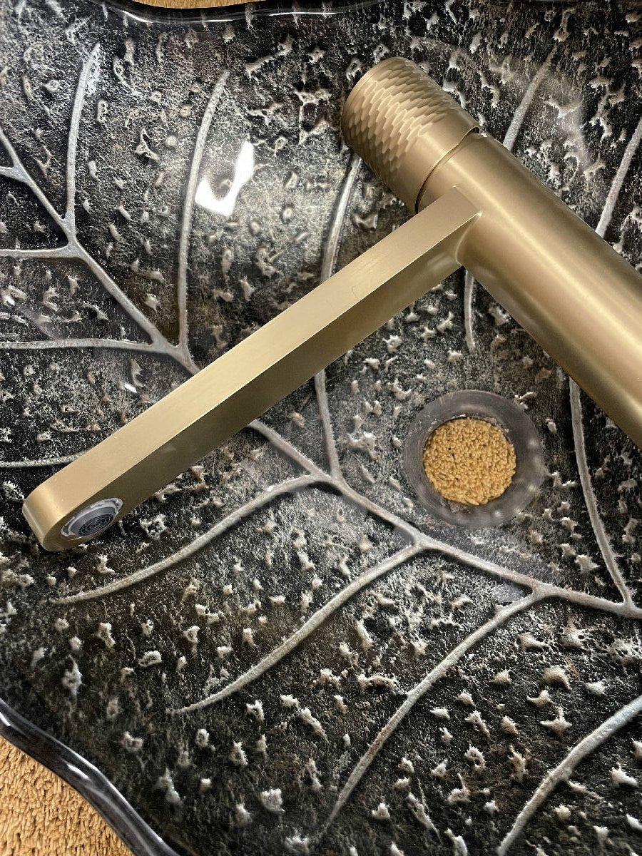 Designové skleněné umyvadlo na desku Waterfall Leaf ve tvaru listu v elegantních kovově šedých a stříbrných metalických odstínech