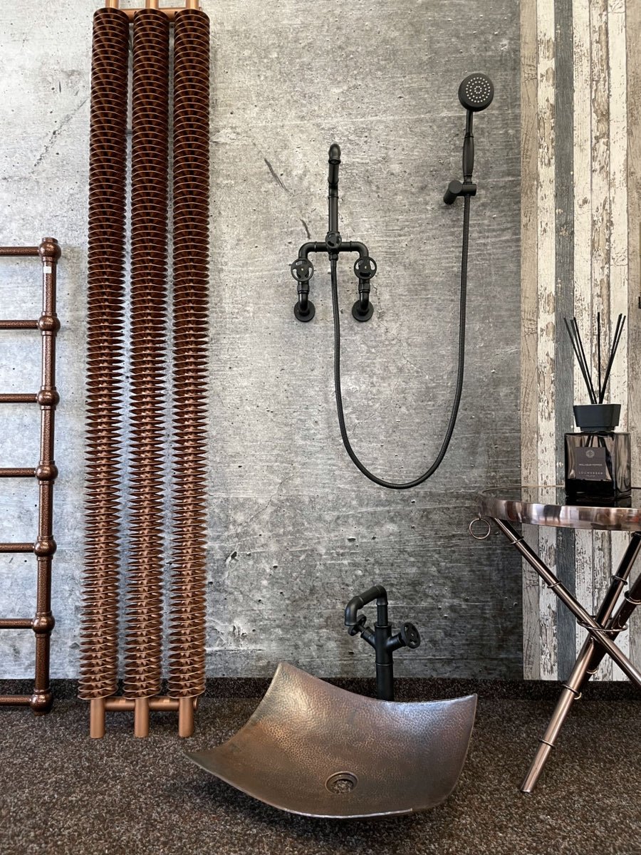 Designový černý matný rohový ventil v industriálním stylu Waterfall Bathrooms