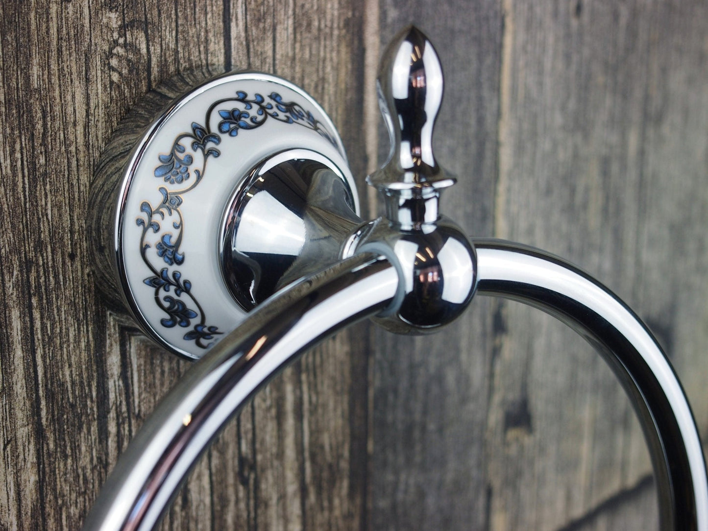 Chromový kruhový držák na ručník s keramickým zdobením Lavande Waterfall Bathrooms
