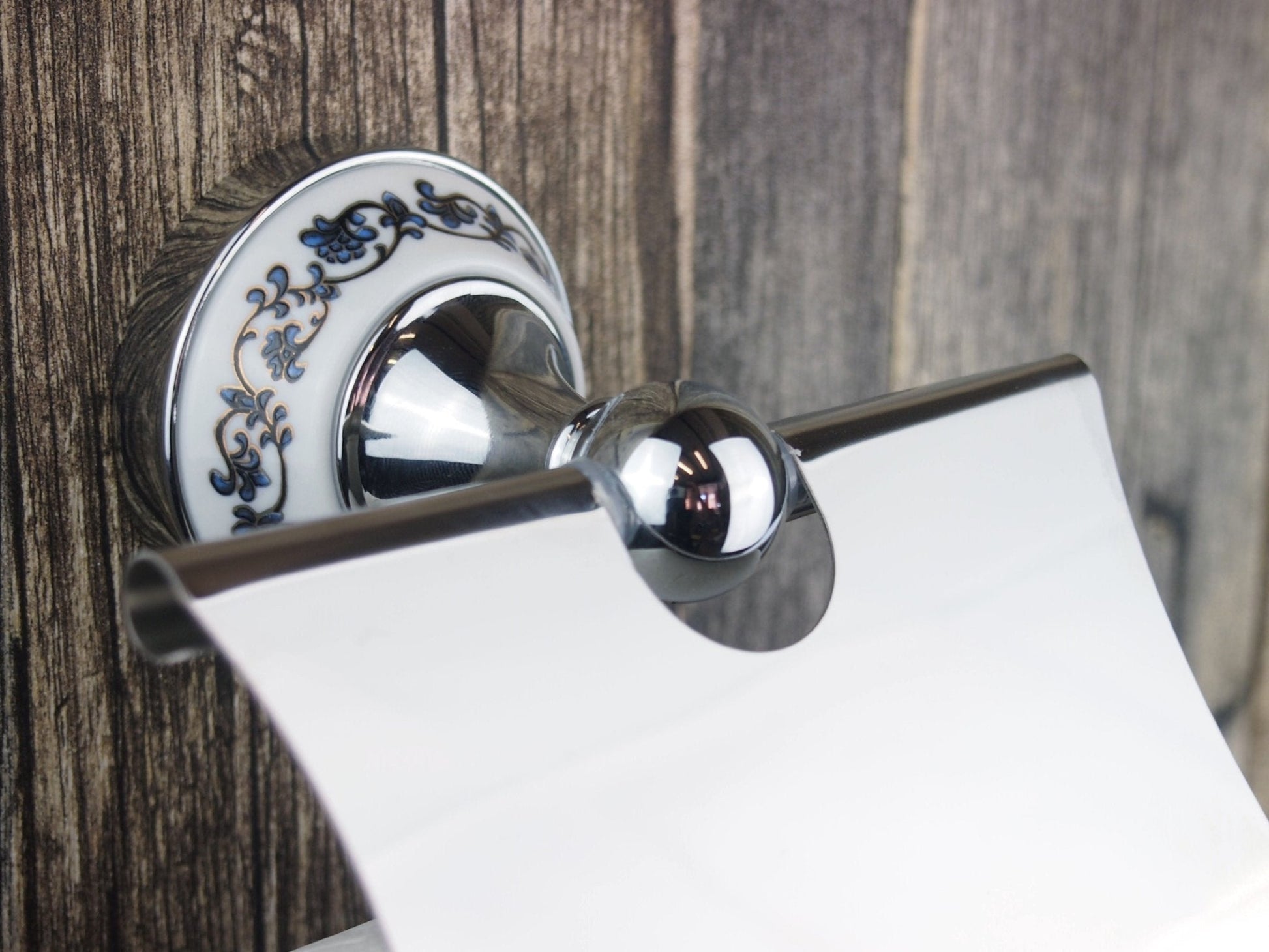 Chromový nástěnný držák na toaletní papír s keramickým dekorem Lavande Waterfall Bathrooms