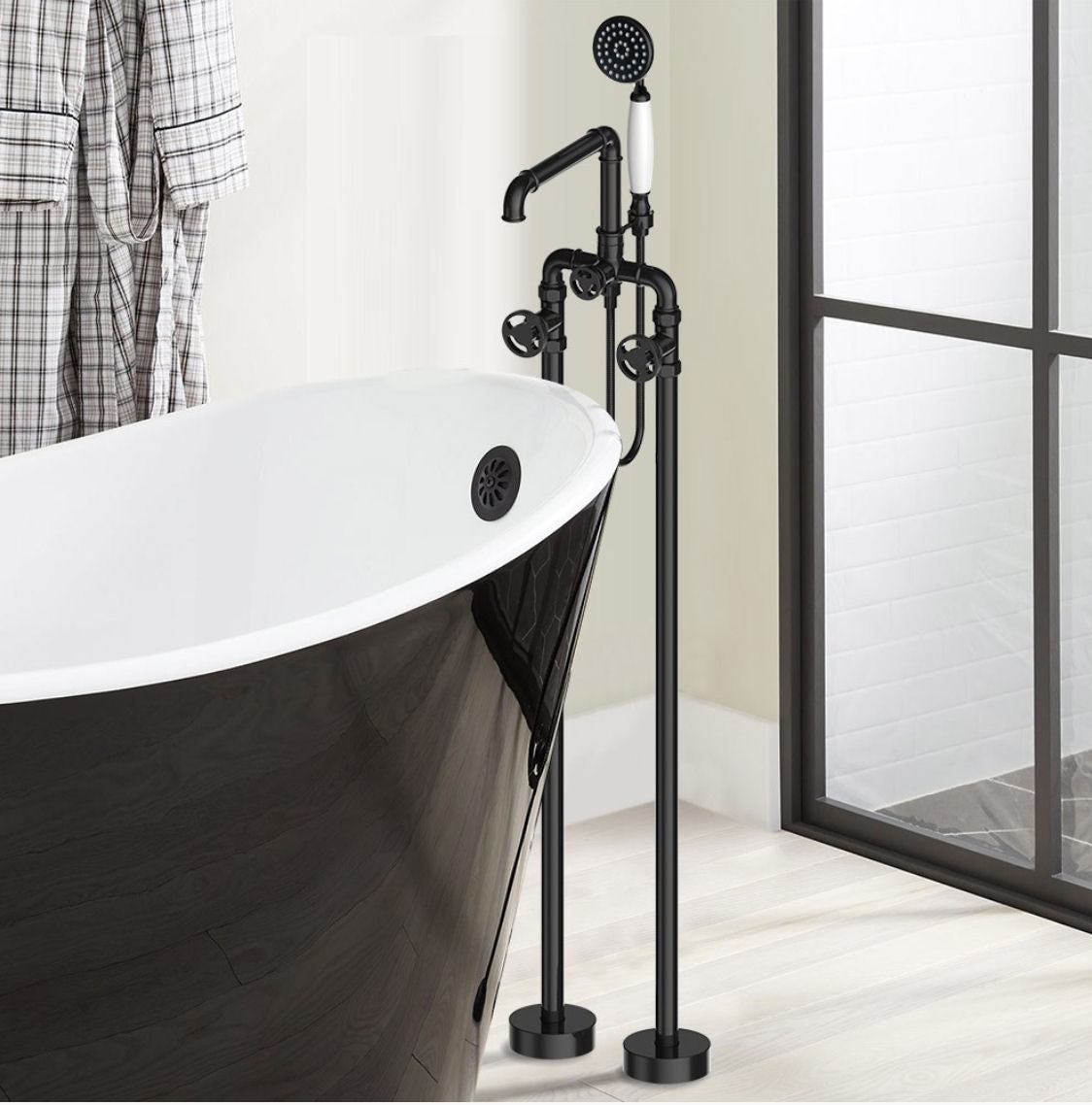 Černá matná stojánková vanová baterie k volně stojící vaně v industriálním designu Waterfall Bathrooms