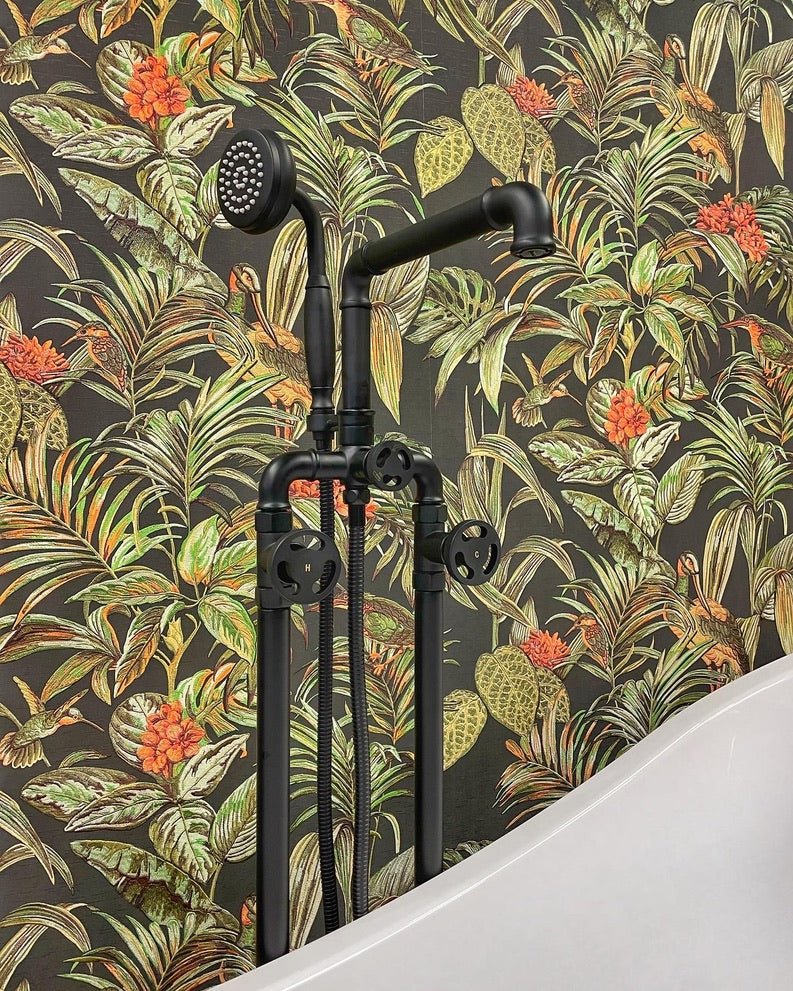 Černá matná stojánková vanová baterie k volně stojící vaně v industriálním designu Waterfall Bathrooms