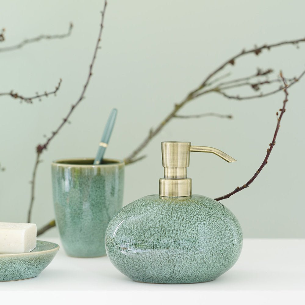 Luxusní keramický stojánek na kartáčky Aquanova Forest Green Glaze v elegantním zeleném provedení dodá vaší koupelně osobitý styl - Waterfall Bathrooms