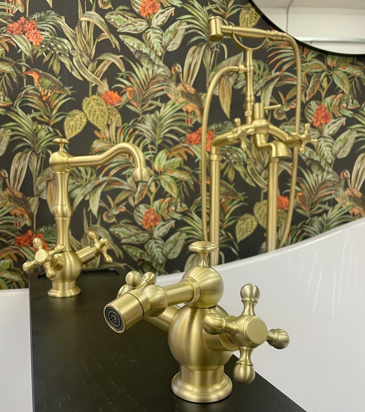 Luxusní kohoutková bidetová baterie v matném saténovém zlatě Waterfall Bathrooms
