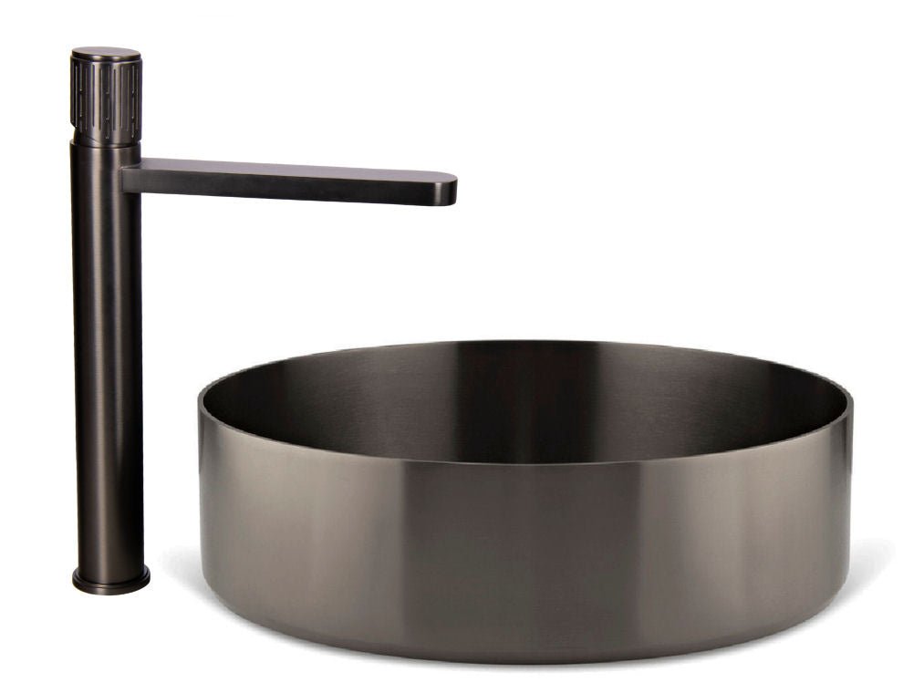 Luxusní koupelnový set obsahující nerezové umyvadlo na desku a vysokou baterii v barvě Gun Metal Waterfall Bathrooms