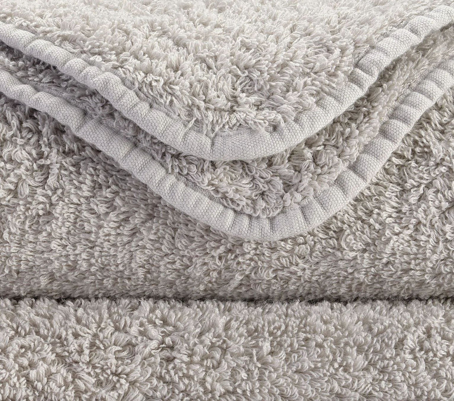 Luxusní ručník z egyptské bavlny ve velmi světlém odstínu oblačné šedi Cloud Super Pile Abyss & Habidecor Waterfall Bathrooms