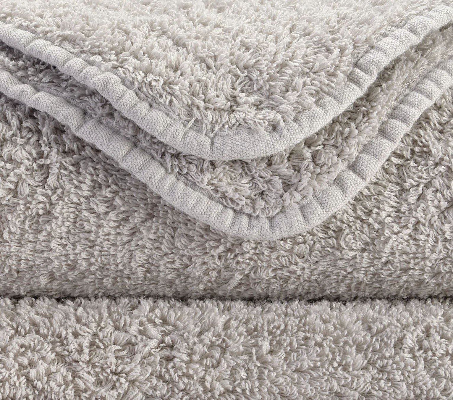 Luxusní ručník z egyptské bavlny ve velmi světlém odstínu oblačné šedi Cloud Super Pile Abyss & Habidecor Waterfall Bathrooms