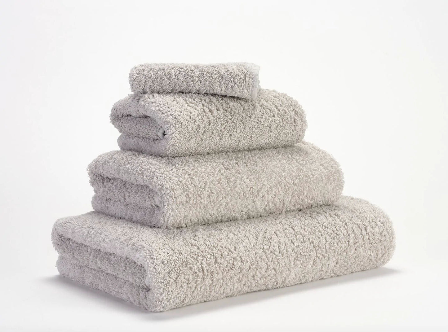 Luxusní ručník z egyptské bavlny ve velmi světlém odstínu oblačné šedi Cloud Super Pile Abyss & Habidecor Waterfall Bathrooms