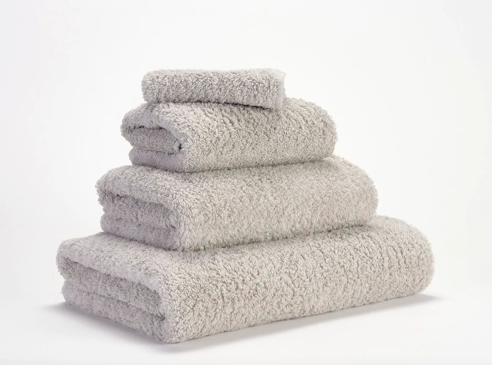 Luxusní ručník z egyptské bavlny ve velmi světlém odstínu oblačné šedi Cloud Super Pile Abyss & Habidecor Waterfall Bathrooms