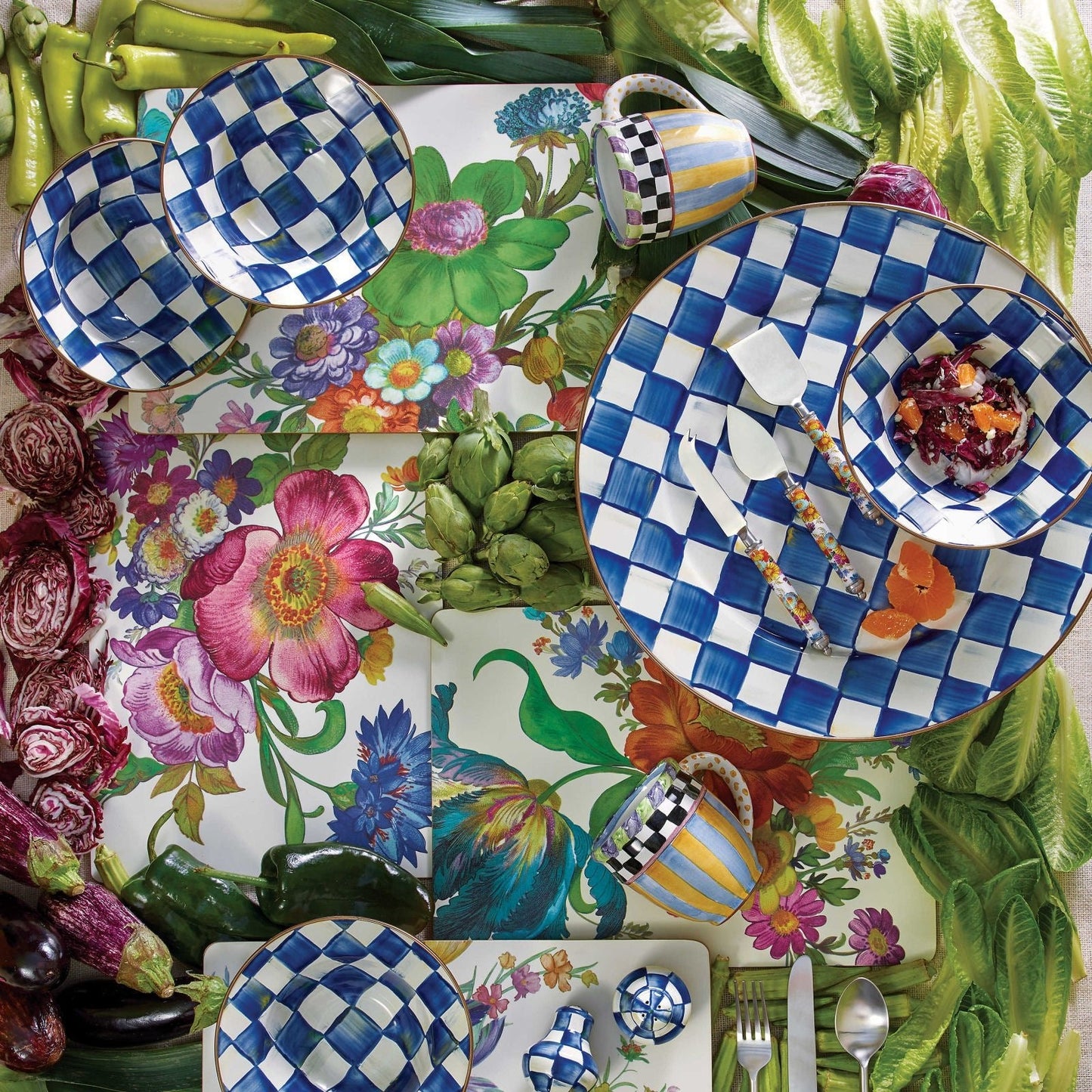 Luxusní snídaňová miska Royal Check Blue od MacKenzie-Childs, smalt, modré šachovnice, bronzový okraj, Waterfall Bathrooms.
