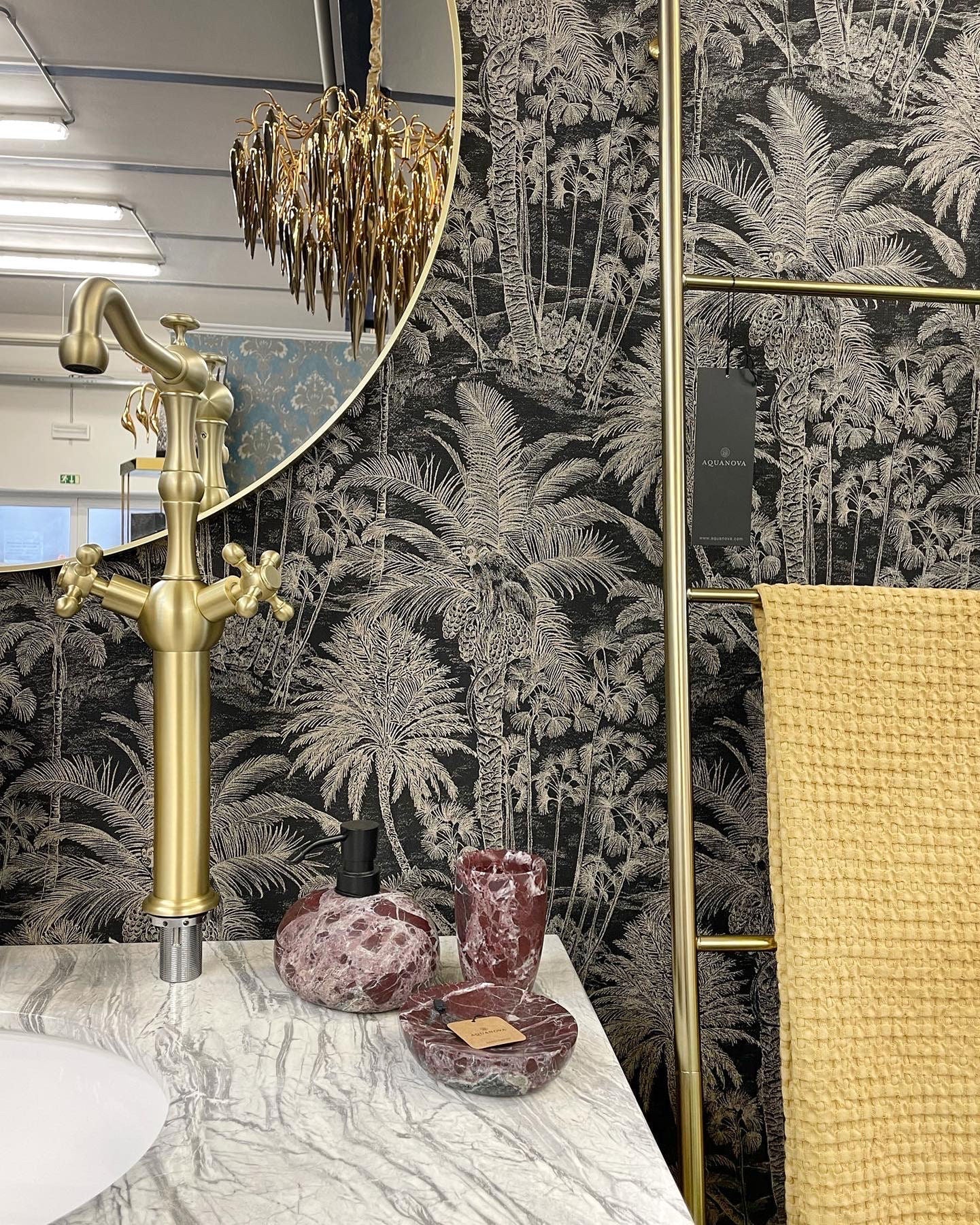 Luxusní stojánková vanová baterie k volně stojící vaně v matném saténovém zlatě Waterfall Bathrooms