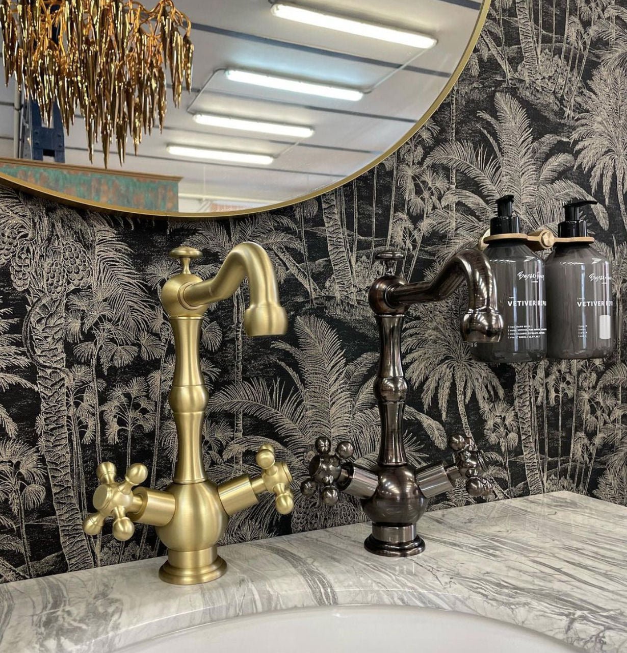 Luxusní kohoutková umyvadlová baterie v matném saténovém zlatě Waterfall Bathrooms
