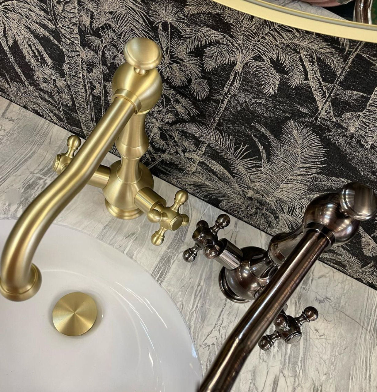 Luxusní kohoutková umyvadlová baterie v matném saténovém zlatě Waterfall Bathrooms
