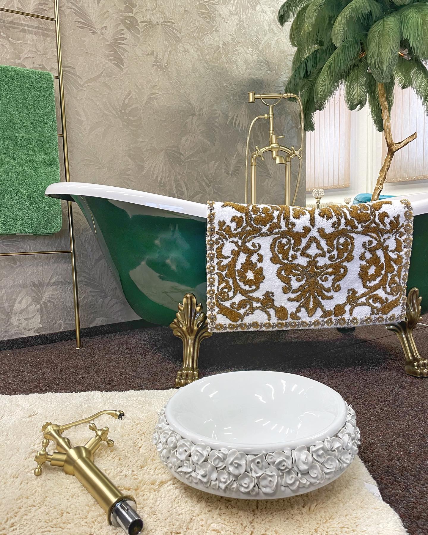 Vysoká kohoutková umyvadlová baterie na desku v matném saténovém zlatě Waterfall Bathrooms