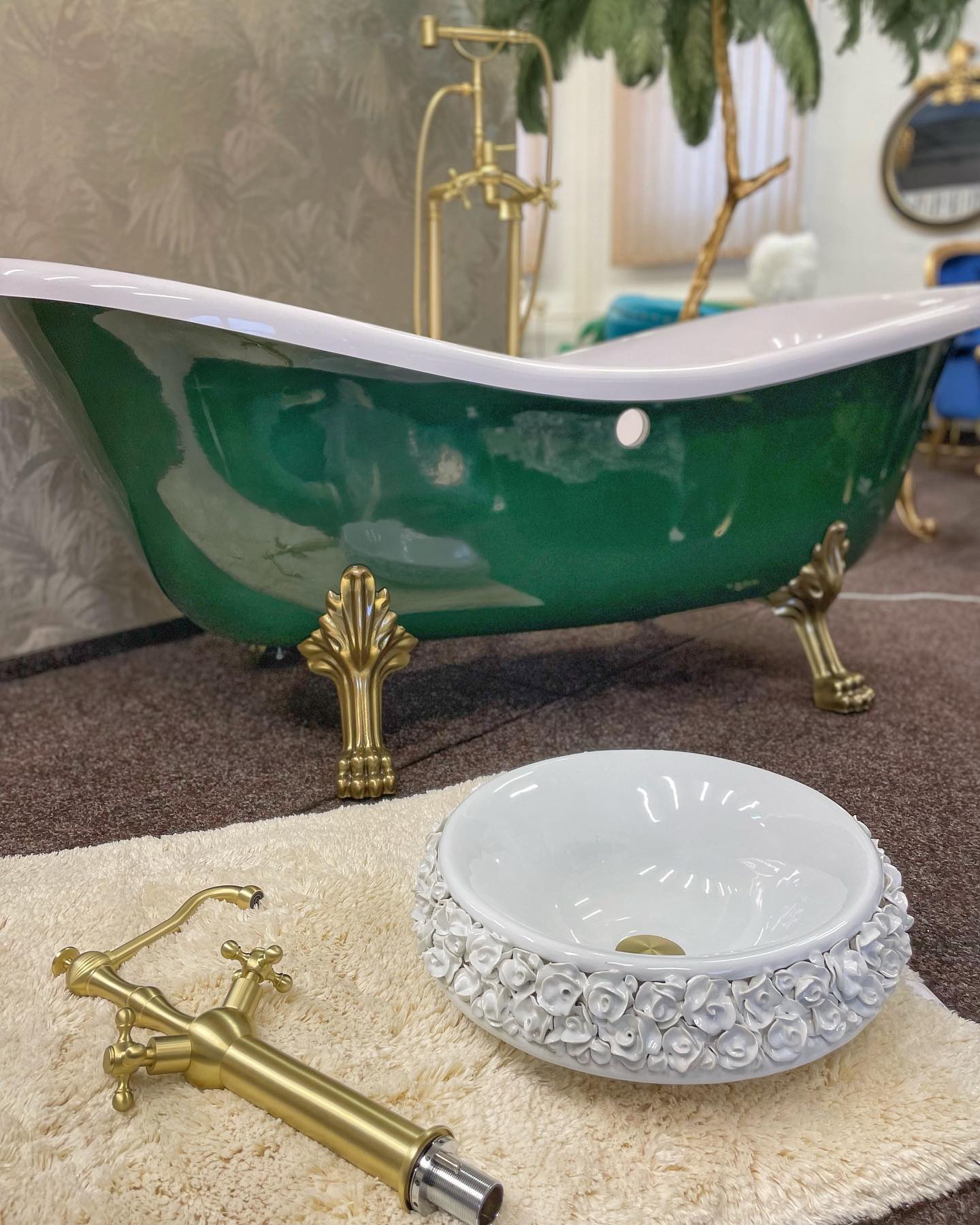 Vysoká kohoutková umyvadlová baterie na desku v matném saténovém zlatě Waterfall Bathrooms