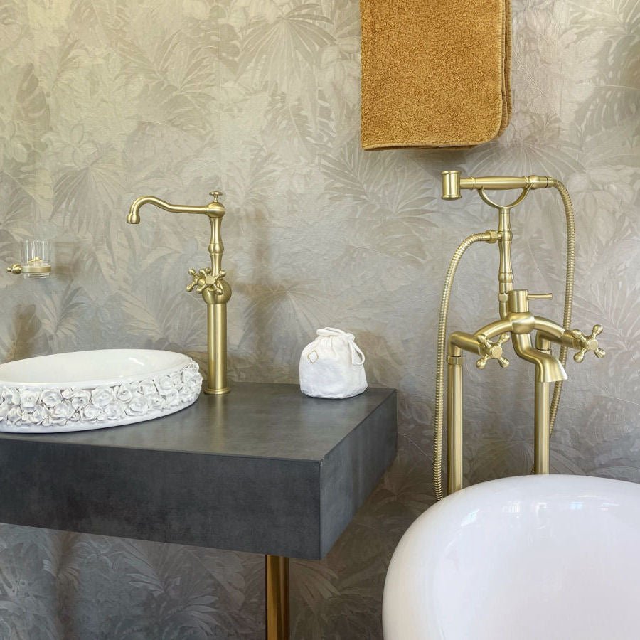 Vysoká kohoutková umyvadlová baterie na desku v matném saténovém zlatě Waterfall Bathrooms