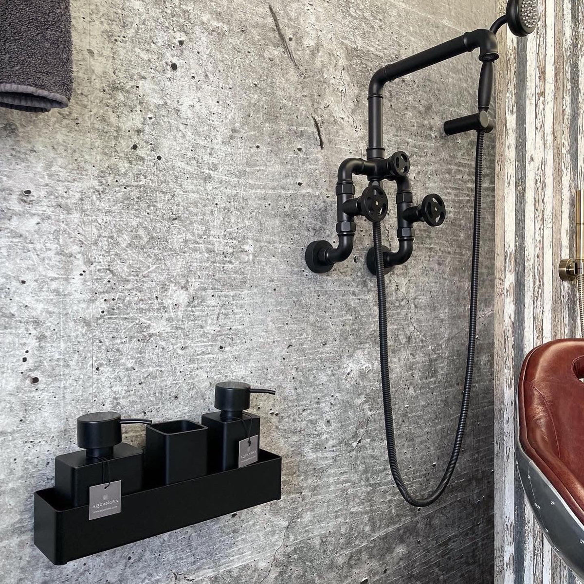 Luxusní matně černý dávkovač mýdla Aquanova Khana přináší do vaší koupelny elegantní a moderní styl. - Waterfall Bathrooms