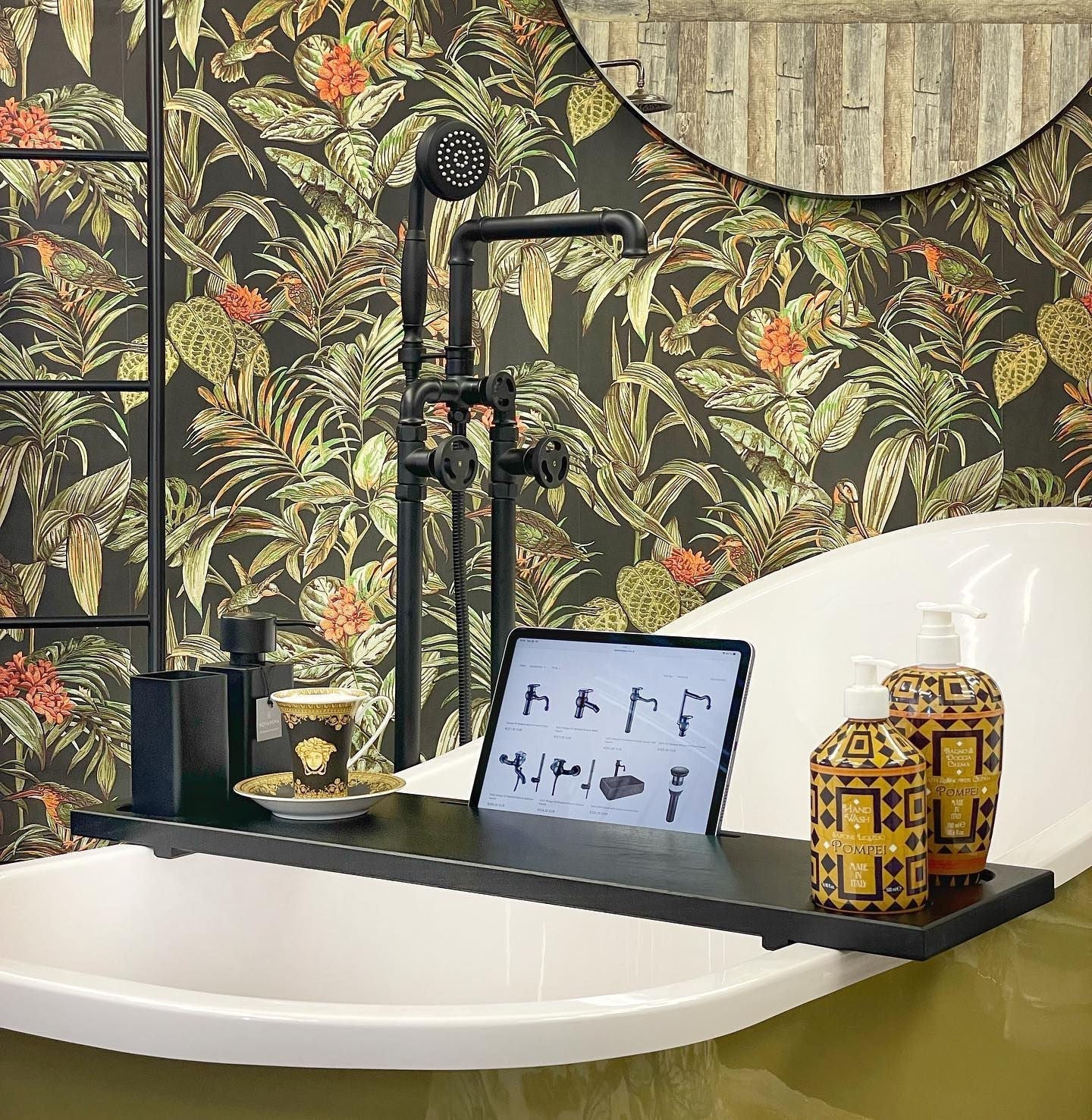 Luxusní matně černý dávkovač mýdla Aquanova Khana přináší do vaší koupelny elegantní a moderní styl. - Waterfall Bathrooms