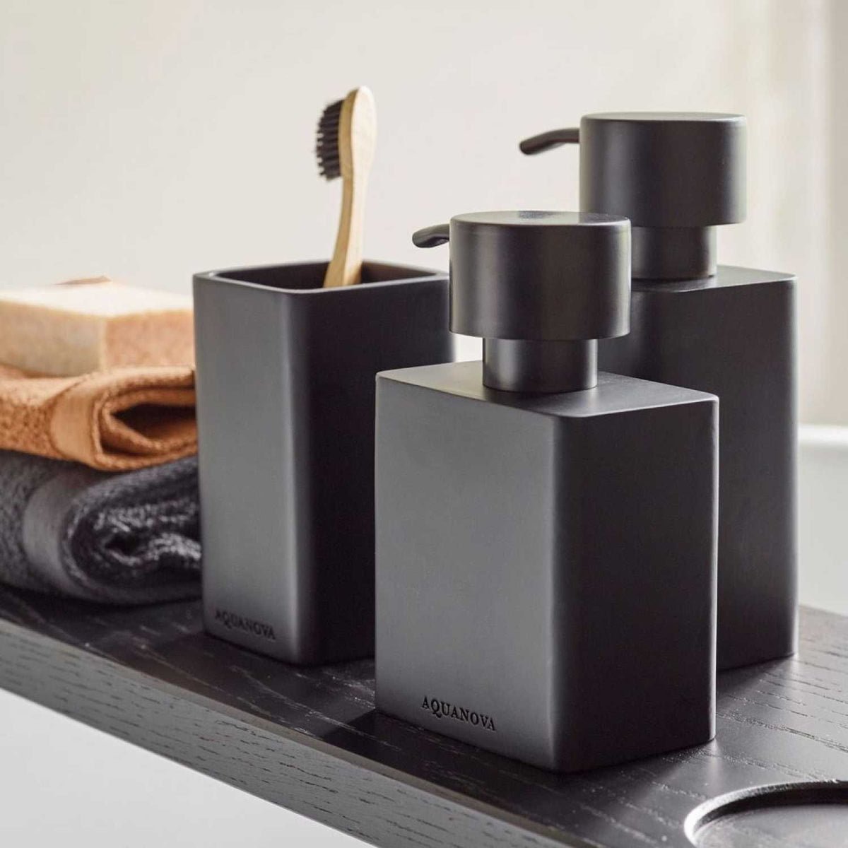Luxusní matně černý dávkovač mýdla Aquanova Khana přináší do vaší koupelny elegantní a moderní styl. - Waterfall Bathrooms
