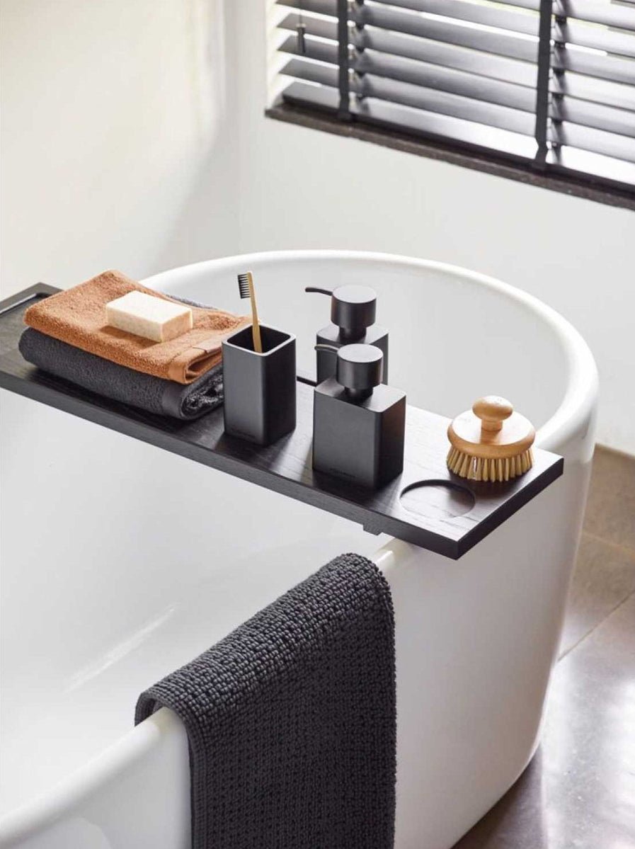 Luxusní matně černý dávkovač mýdla Aquanova Khana přináší do vaší koupelny elegantní a moderní styl. - Waterfall Bathrooms