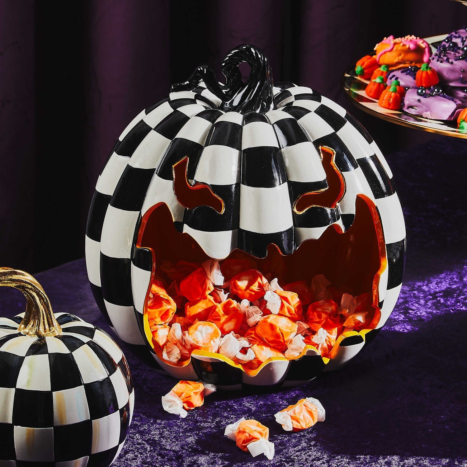 Miska na cukroví Jack O'Lantern od MacKenzie-Childs, keramika, černo-bílé šachovnice, zlatý lesk kolem očí, Waterfall Bathrooms.
