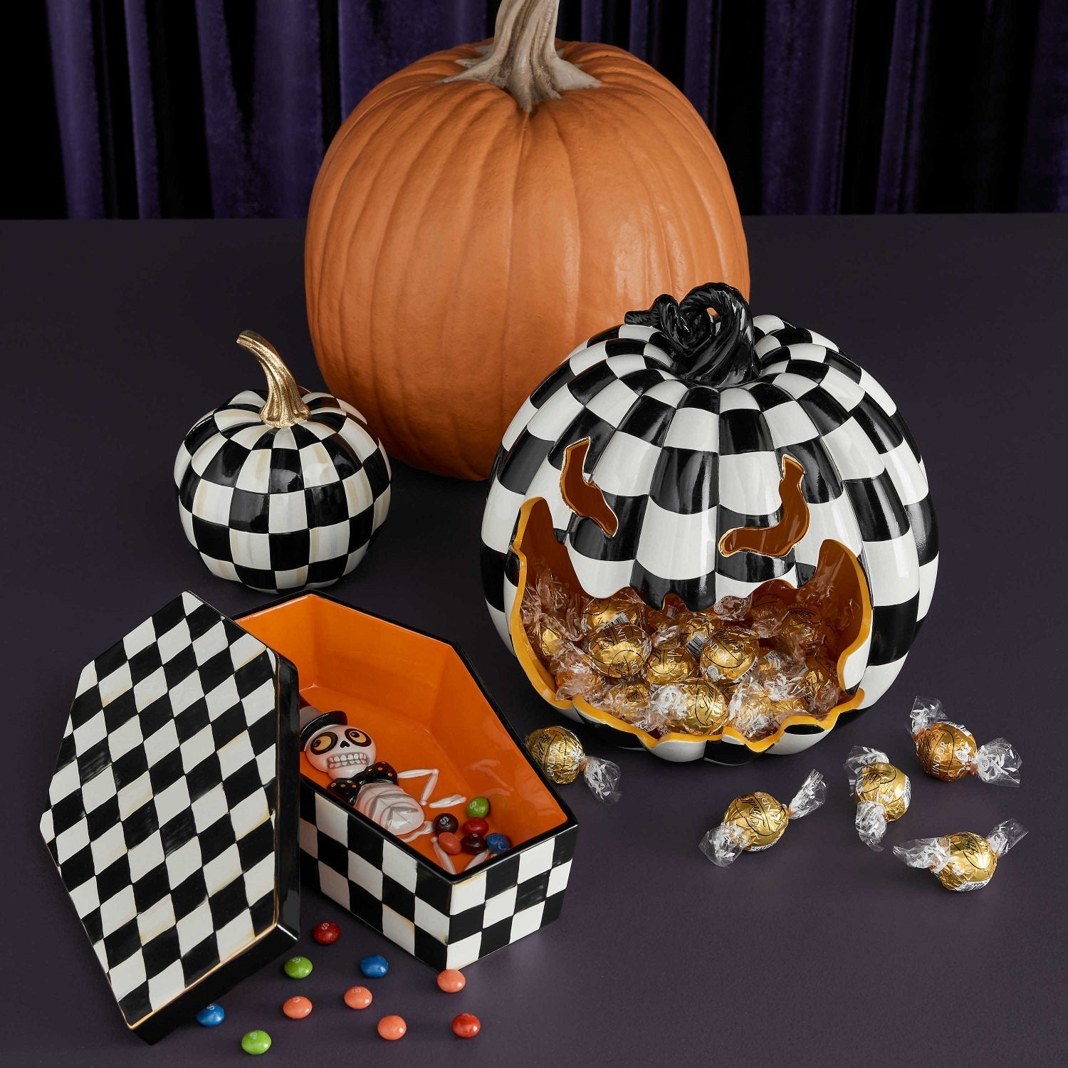 Miska na cukroví Jack O'Lantern od MacKenzie-Childs, keramika, černo-bílé šachovnice, zlatý lesk kolem očí, Waterfall Bathrooms.
