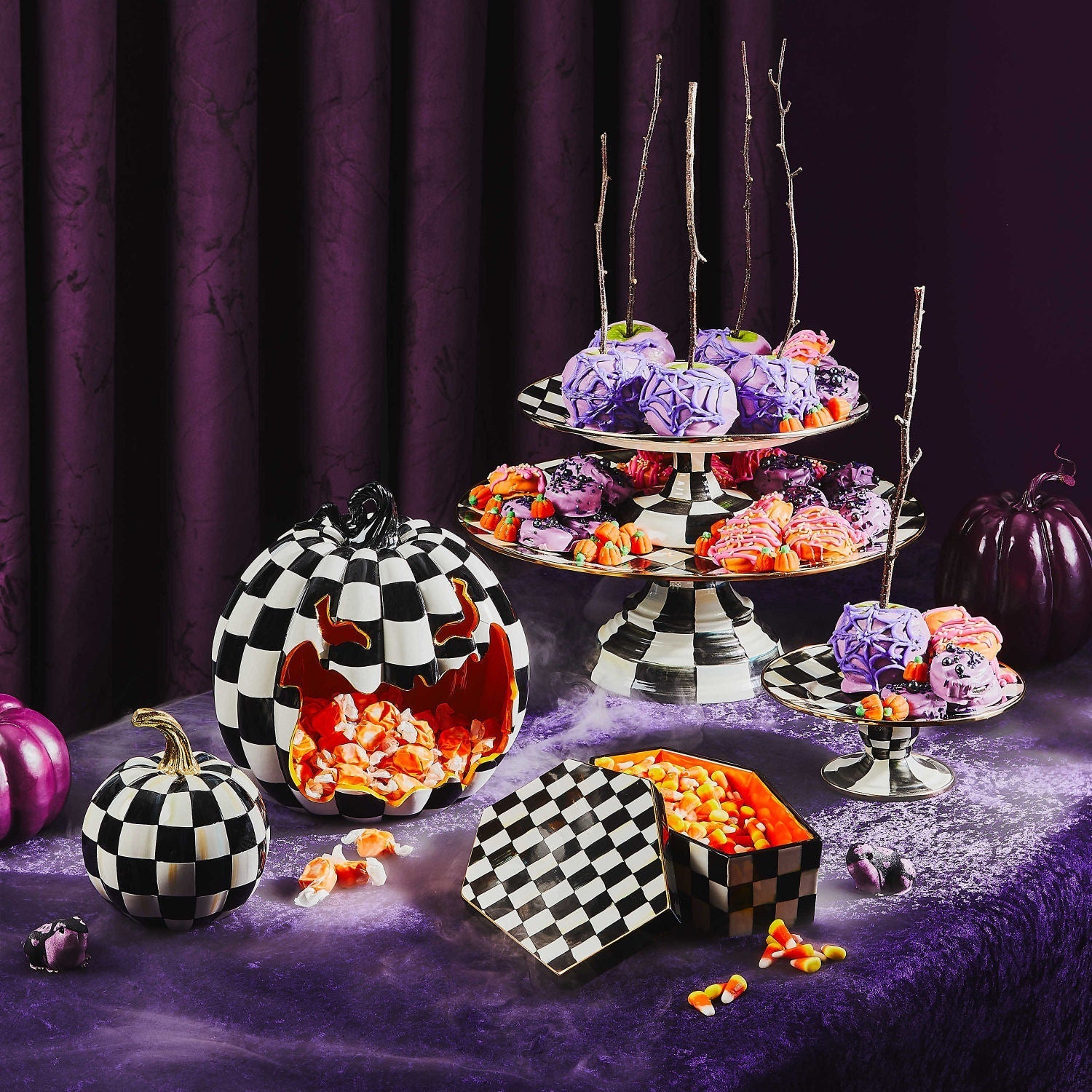 Miska na cukroví Jack O'Lantern od MacKenzie-Childs, keramika, černo-bílé šachovnice, zlatý lesk kolem očí, Waterfall Bathrooms.
