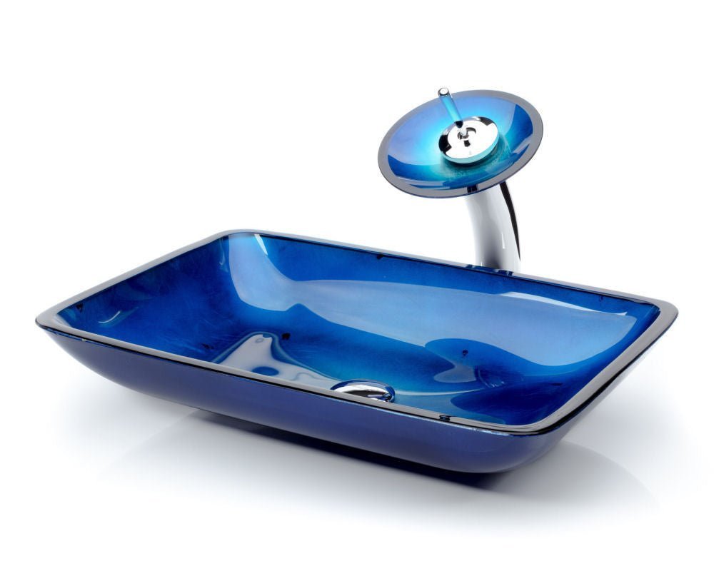 Modré obdélníkové skleněné umyvadlo s vodopádovou baterií a zalitými kovovými plátky Waterfall Bathrooms